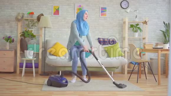 穆斯林妇女戴头巾抽真空地毯跳舞视频的预览图