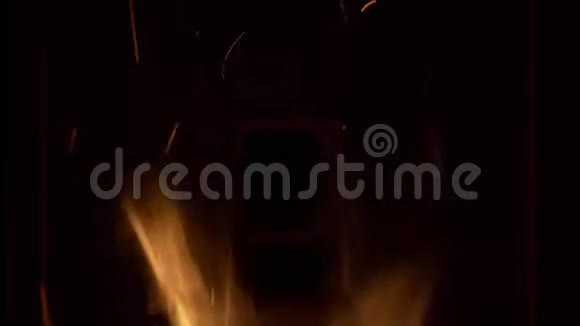 在砖制壁炉里用温暖舒适的火炉取暖黑色背景视频的预览图