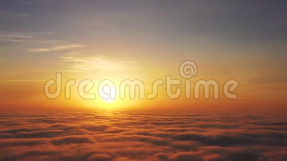 飞过晨霞相机慢慢沉入雾中视频的预览图