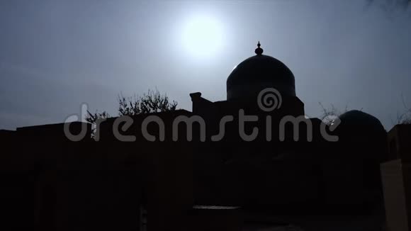 乌兹别克斯坦一座寺庙的剪影视频的预览图