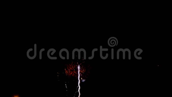 七月四日烟火焰火表演闪耀着金光视频的预览图