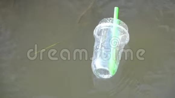 在河里丢弃塑料眼镜视频的预览图