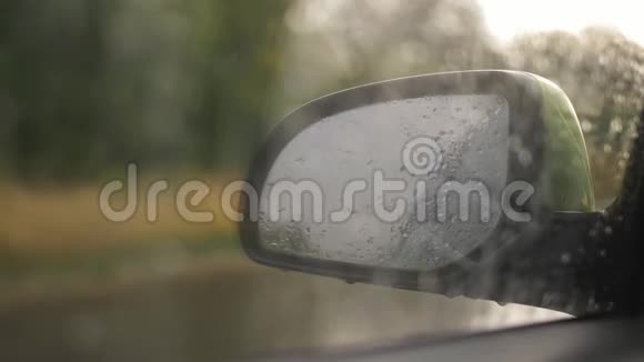 雨滴在挡风玻璃上在背景侧后视镜上视频的预览图
