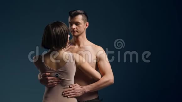 男人和女人互相拥抱视频的预览图