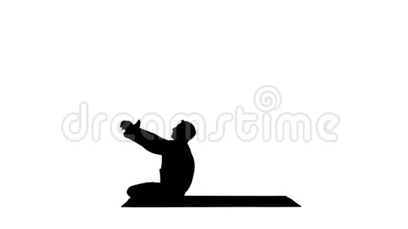 剪影男瑜伽老师在赫伦姿势严重的腿筋伸展灵活性良好的概念视频的预览图