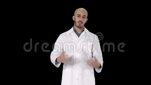 阿拉伯医生与摄像机对话阿尔法频道视频的预览图