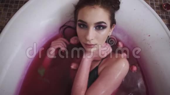 漂亮性感的年轻女人在水疗沙龙里用玫瑰洗澡可爱的女孩在浴室里享受慢慢视频的预览图