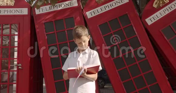 慢镜头肖像可爱的男孩站在户外独自微笑看相机背景为英文红色视频的预览图