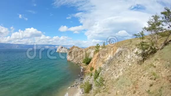 飞越贝加尔湖岩石陡峭的海岸视频的预览图