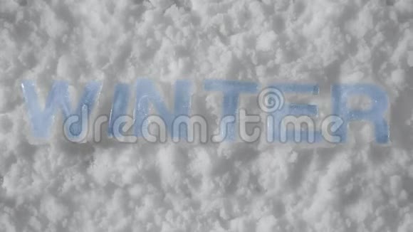 冰做的信在雪中融化时间流逝背景概念冬末春初圣诞节和视频的预览图