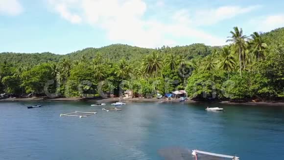 飞往伦贝海峡岛上的村庄视频的预览图