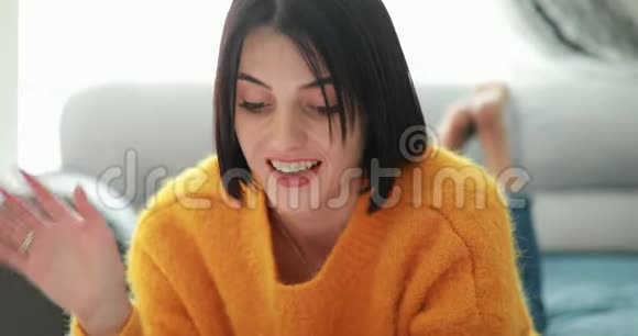 女人通过视频连接在线聊天视频的预览图