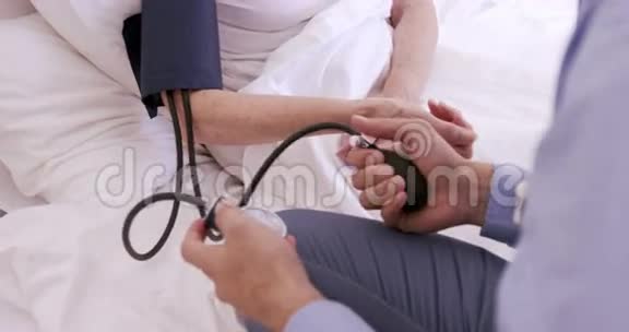 男性护士测量高级别女性的血压视频的预览图