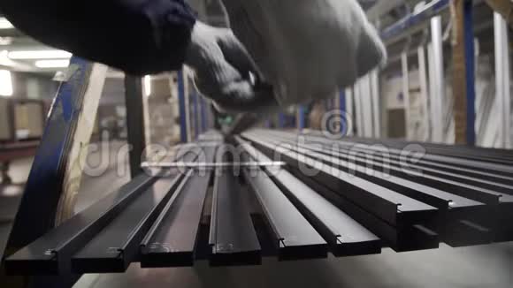 工厂阳极氧化后的彩色铝型材电解钝化工艺增加视频的预览图