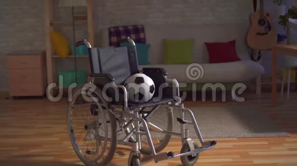 一个概念的想法结束了一个运动生涯一个孤独的轮椅与球视频的预览图