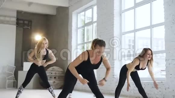 一组六名运动女性在健身馆进行健身训练热身训练适合的女孩视频的预览图