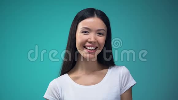 美丽的亚洲女人拿着心形的大棒棒糖模板玩得开心视频的预览图