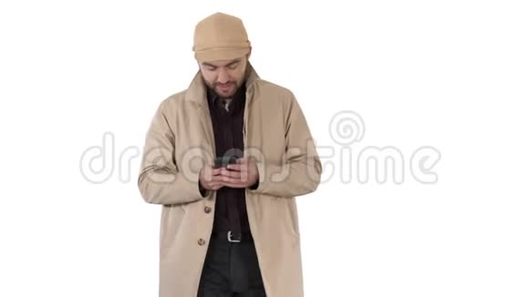 年轻英俊的男子披风短信与电话在白色背景视频的预览图