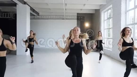 快乐积极微笑的年轻女性在健身工作室表演阶梯有氧运动运动和健康生活方式视频的预览图