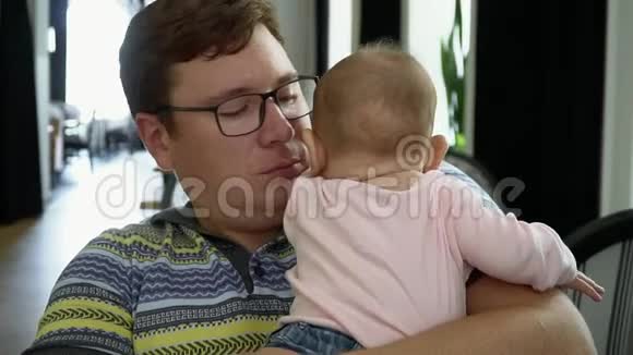 白人男子与他的小新生婴儿抱着他的手臂在室内父亲的概念缓慢运动视频的预览图