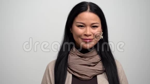 拇指朝上的亚洲女人肖像视频的预览图