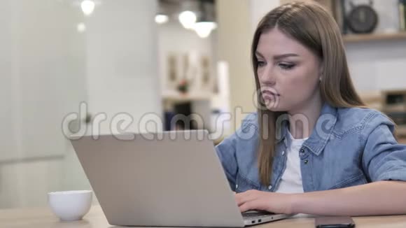 有创意的年轻女孩喝咖啡和工作笔记本电脑视频的预览图