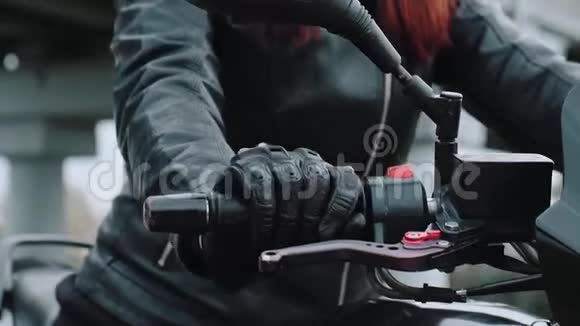 摩托车手特写镜头速度运动突破加速的概念一只雌性的手视频的预览图