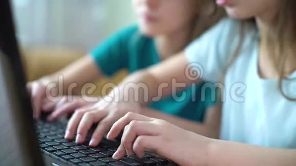 小女孩一起在笔记本电脑上玩游戏视频的预览图