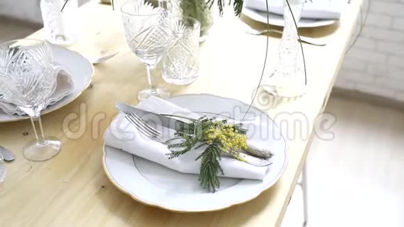美丽的餐桌装饰带有异国情调的叶子和含羞草的花朵家庭聚会桌设置视频的预览图