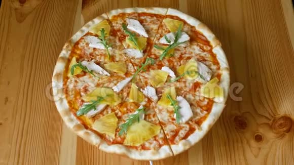 披萨与菠萝和鸡肉旋转一圈快餐从上面看视频的预览图