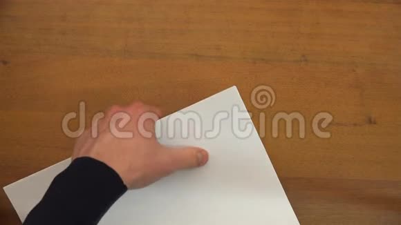 手指在纸张上滚动视频的预览图