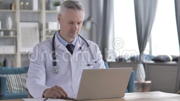 医生在手提电脑和病人打电话视频的预览图
