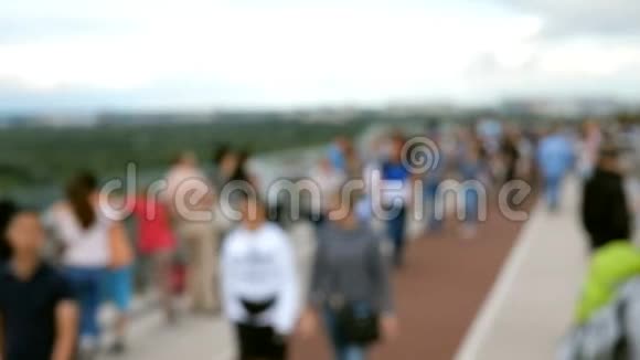 在弗拉迪米尔斯基下坡路上人群中的匿名人群在人行自行车桥上散步和放松视频的预览图