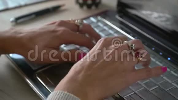 精彩的女人她的手在电脑上打字视频的预览图