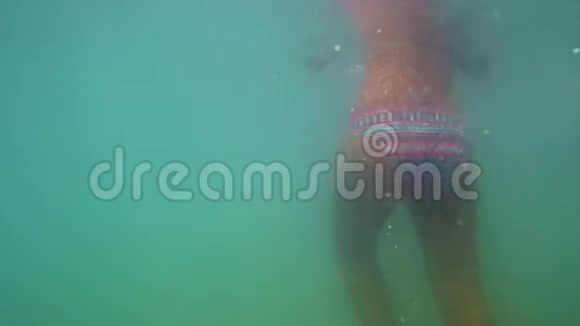 人的身体在水下拍摄视频的预览图