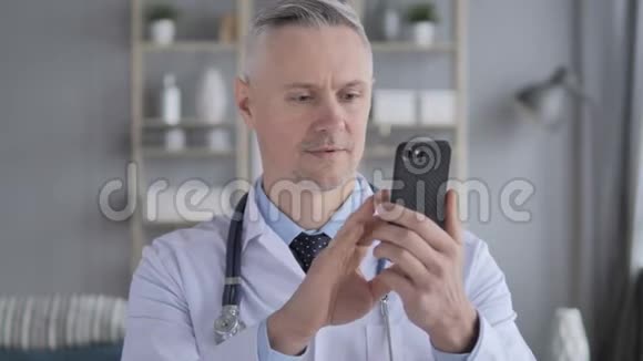 高级医生通过电话在线视频聊天视频的预览图