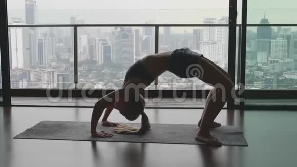 女人练习瑜伽视频的预览图