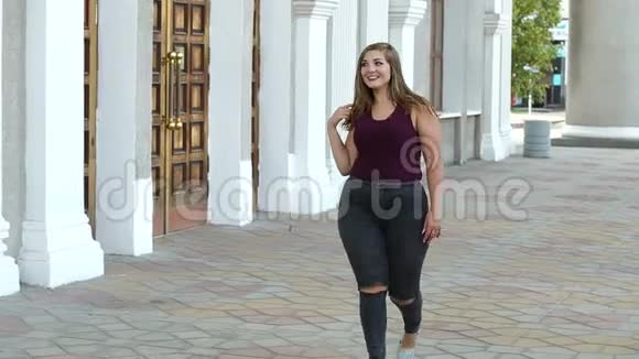 穿着破牛仔裤体重超标的少女在城里四处游荡视频的预览图