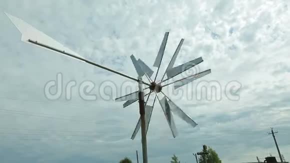 风车在天空中旋转视频的预览图