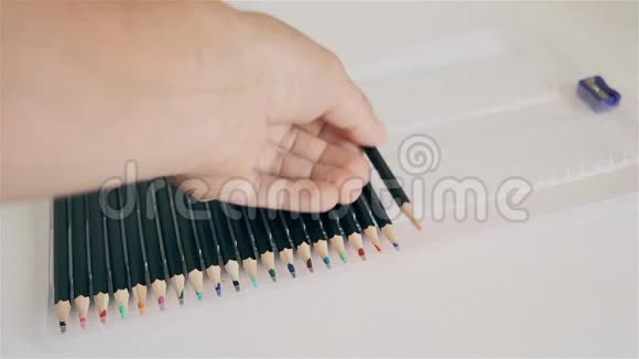 人在铅笔盒里放彩色石墨铅笔视频的预览图