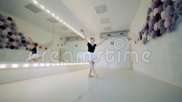 一位女士正在一个漂亮的工作室里练习芭蕾舞视频的预览图