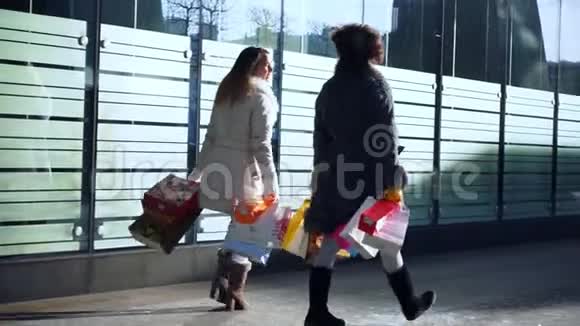 2两个年轻女孩购物后上街买了些东西视频的预览图