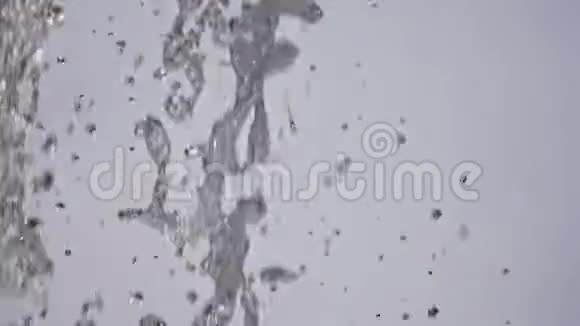 在空气中飞溅的泉水模糊的镜头视频的预览图