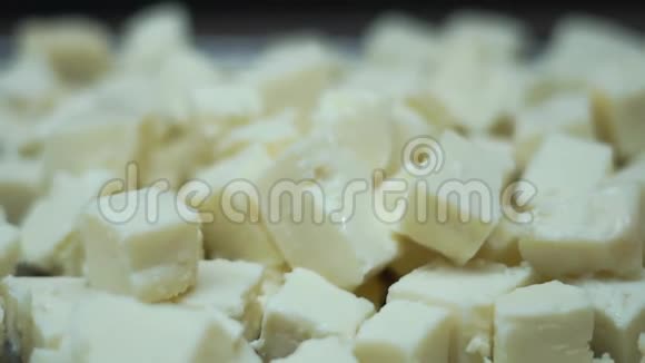 慢动作自助餐上碗中的大片奶酪视频的预览图