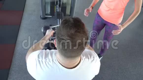 有胡子的成年男子在健身房锻炼胸肌并配备个人肌肉视频的预览图