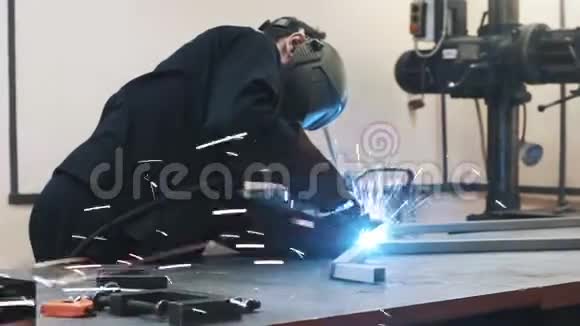 生产中的焊接工程视频的预览图