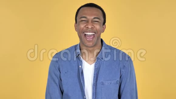 笑快乐的非洲男人黄色的背景视频的预览图