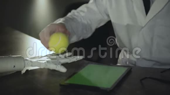 这位科学家训练机器人的手执行一个球夹的动作视频的预览图