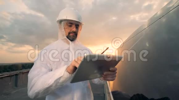 一个工程师在屋顶上讲话使用对讲机关闭视频的预览图
