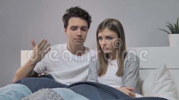 恋爱中的问题不快乐的年轻夫妇在床上争吵视频的预览图